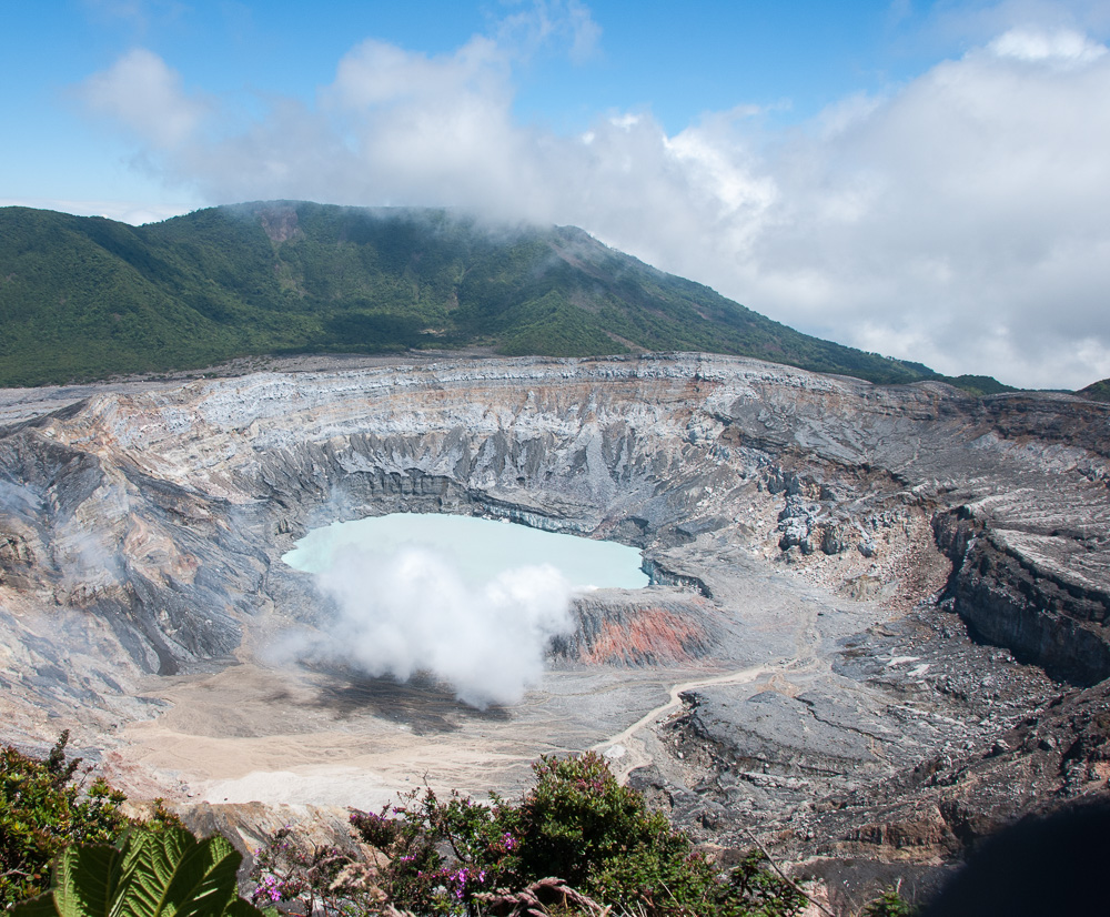 Wolkenfrei und mit blauen Himmel … Vulkan Poás, Costa Rica. Auf Reisen mit travel-to-nature.