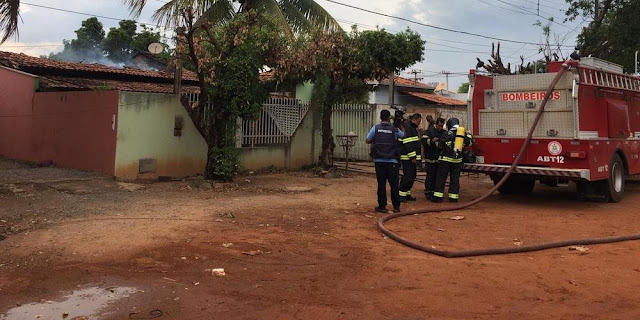 Casa pega fogo ao ser atingida por dois raios em Luís Eduardo Magalhães