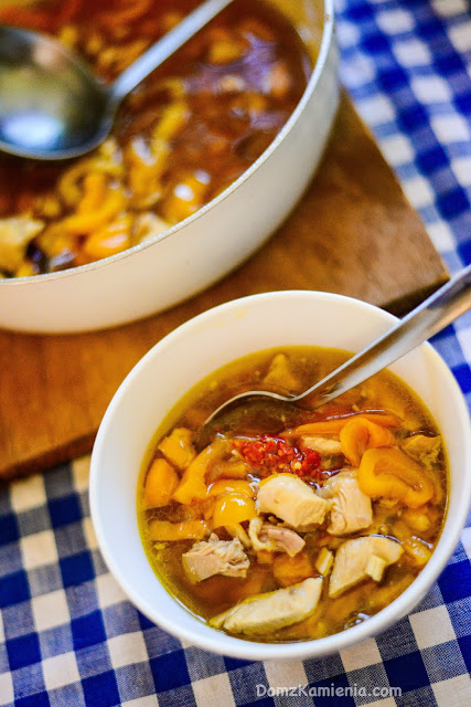 Orientalna zupa z kurczaka i papryki pachnąca cynamonem