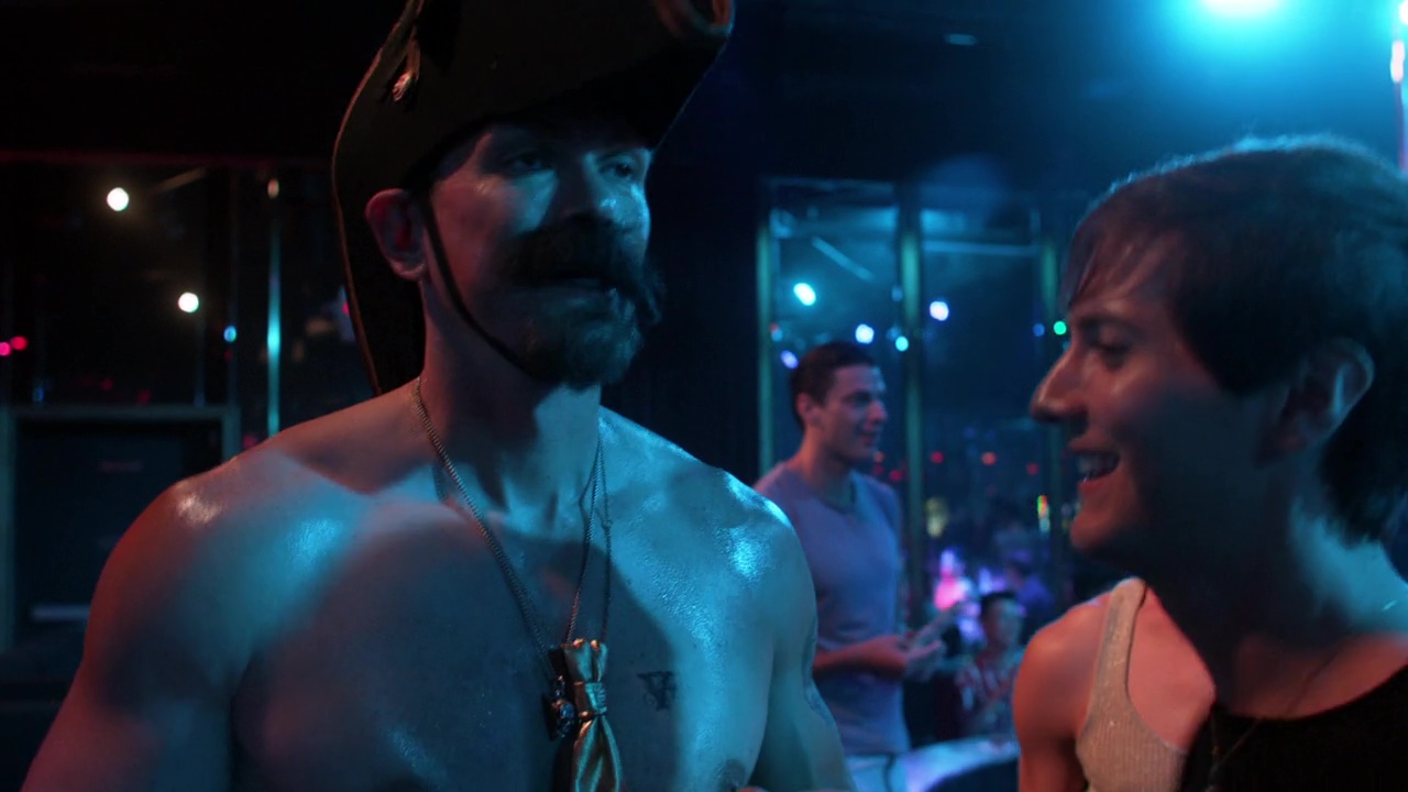 Films Et Séries Tv Avec Steve Howey ausCAPS: Steve Howey shirtless in Shameless 10-01 "We Few, We Lucky Few