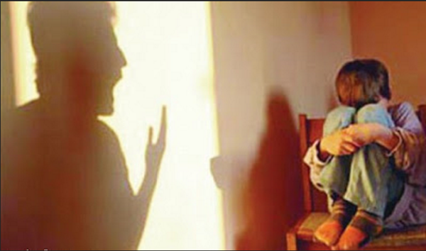 طفل قال لوالدته اني اتحدث كل ليلة مع رجل غريب..راقبت الام غرفة ابنها