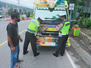 Ingatkan Terus Masyarakat Untuk Penggunaan Masker, Sat Lantas Polres Pasang Stiker “Ayo Pakai Masker” ke Kendaraan