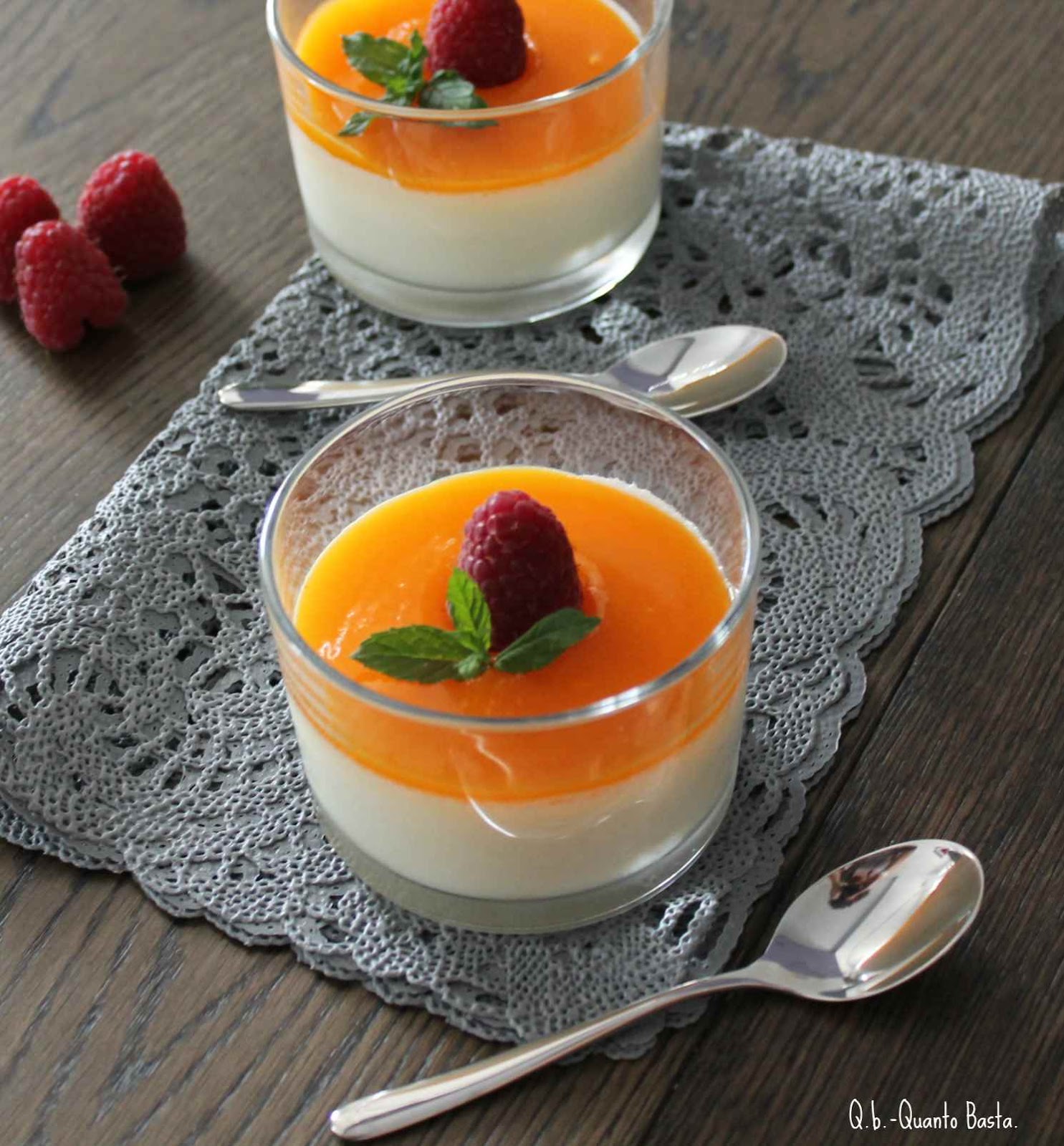 Q.B. Quanto Basta. Panna cotta al cioccolato bianco, salsa all'albicocca e sciroppo ai fiori