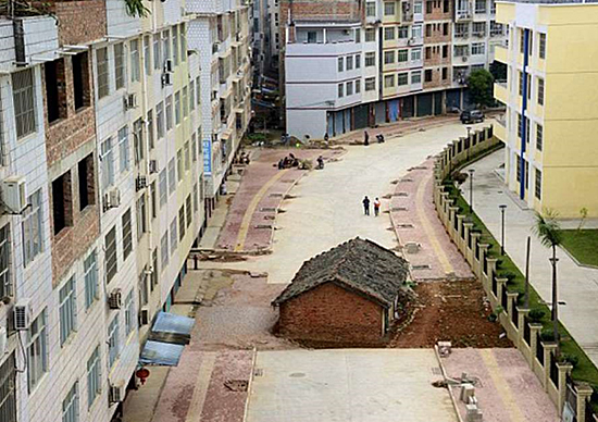 Construções no meio do caminho na China - Casa no meio de avenida em Nanning