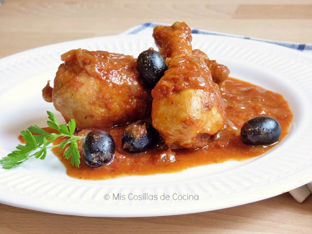 Muslos De Pollo En Salsa De Tomate Y Aceitunas