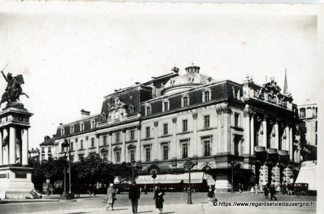 Photo ancienne de Clermont-Ferrand place de Jaude le Théâtre municipal