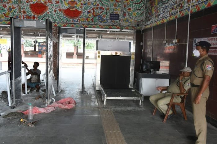 চারিদিকে জঙ্গী ধরপাকড়ের মাঝেই বর্ধমান ষ্টেশনে চালু লাগেজ স্ক্যানার, বসছে ৭ মেটাল ডিটেক্টর গেট
