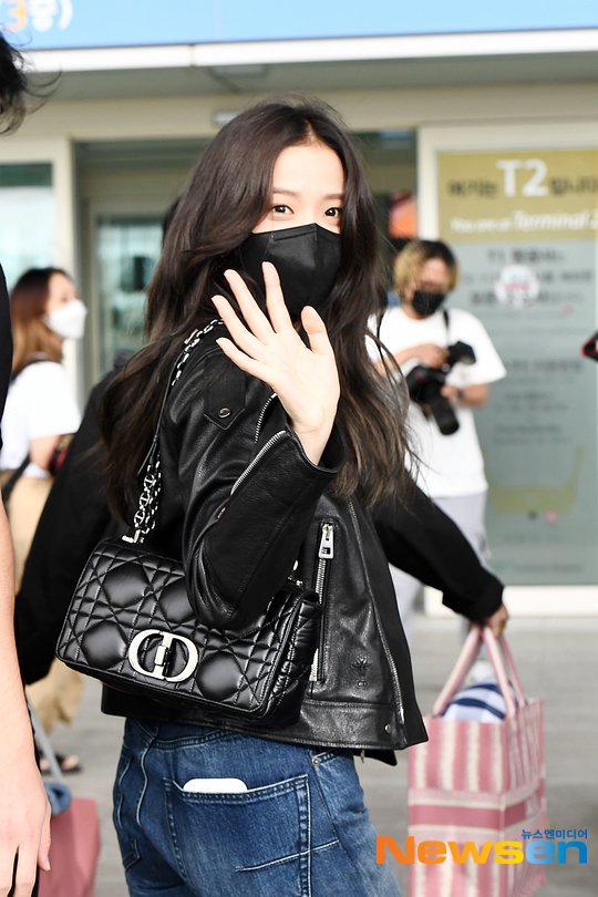 [연예] [사진]         오늘 공항출국한 귀여운 블랙핑크 로제와 지수 사진 모음 -  와이드섬