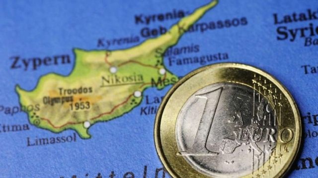 Αδειάζουν οι κυπριακές τράπεζες
