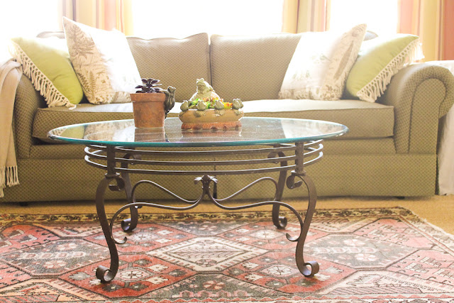 simple coffee table arrangment