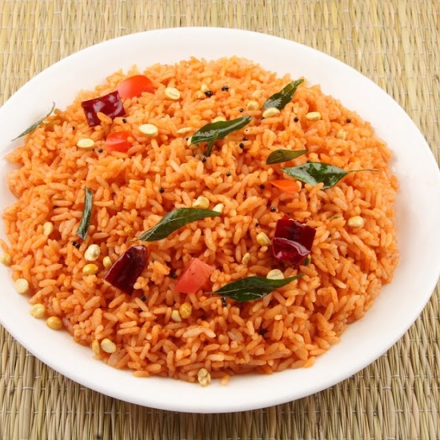 الأرز باللحم أو الدجاج مع الطماطم