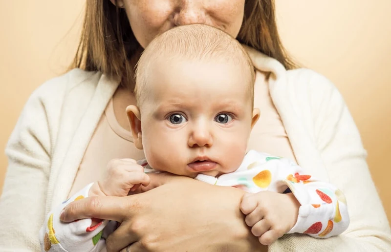 Bebeği kucağa almadan güvende olduğunu nasıl hissettirebilirsiniz?