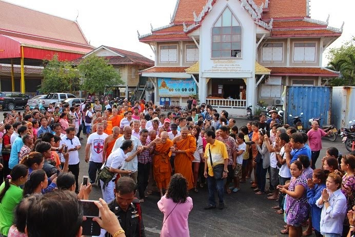 พระเดชพระคุณหลวงพ่อชาญ กำลังเดินทางมายังกุฏิหลังใหม่