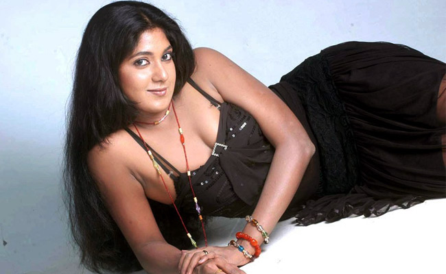 http://1.bp.blogspot.com/-WtKuiJLJWpU/Tc5zweYz4sI/AAAAAAAARq8/ZsHdGE55EPI/s800/Yanga-Shetty-hot-spicy-look.jpg