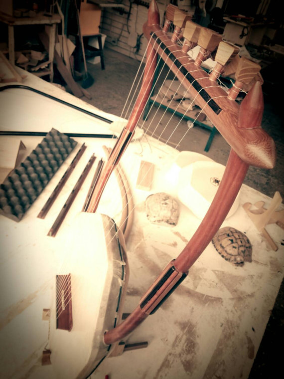 INSTRUMUNDO Instrumentos Musicales La Lira de Apolo, Lira tipo Chelys