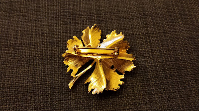beautiful vintage gold brooch leaf