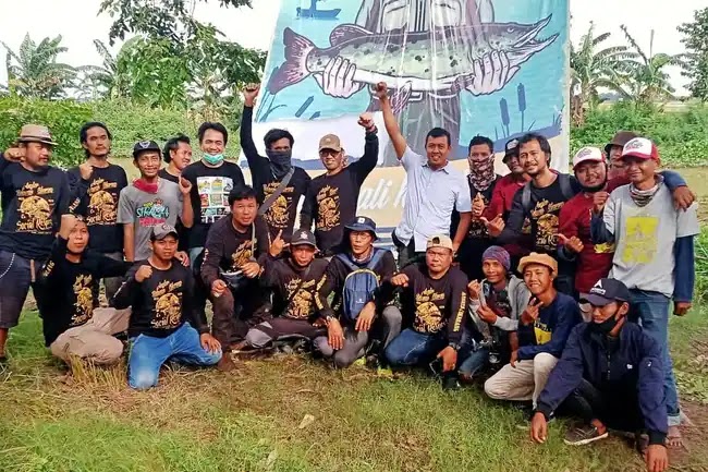 Angler Relawan Cikarang dan Sekolah Alam Prasasti Gandeng Anggota DPRD serta DLH Lestarikan Kali Piket