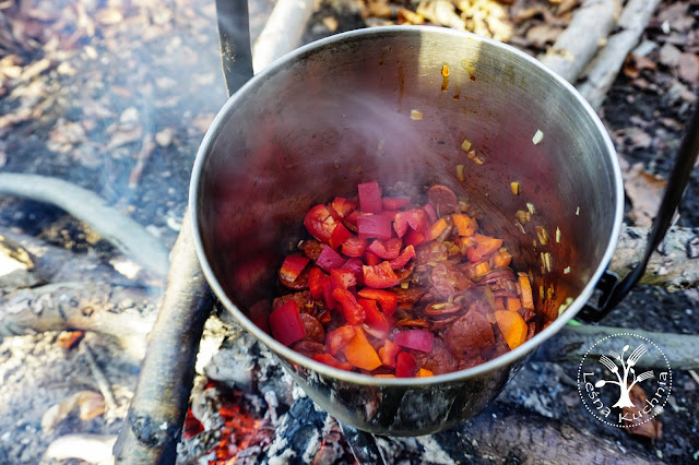 Pikantna zupa fasolowa z ogniska