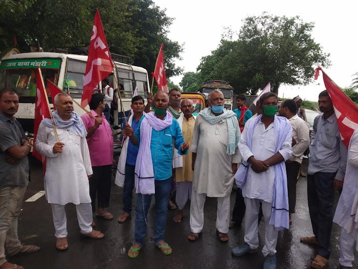 किसानों पर दमनकारी नीतियों लागू करने को लेकर आक्रोशित वामपंथियों नें केन्द्र सरकार के खिलाफ एनएच किया जाम