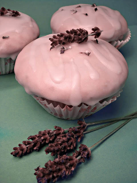 BRIOSE CU LEVANTICA SI GLAZURA DE ZAHAR