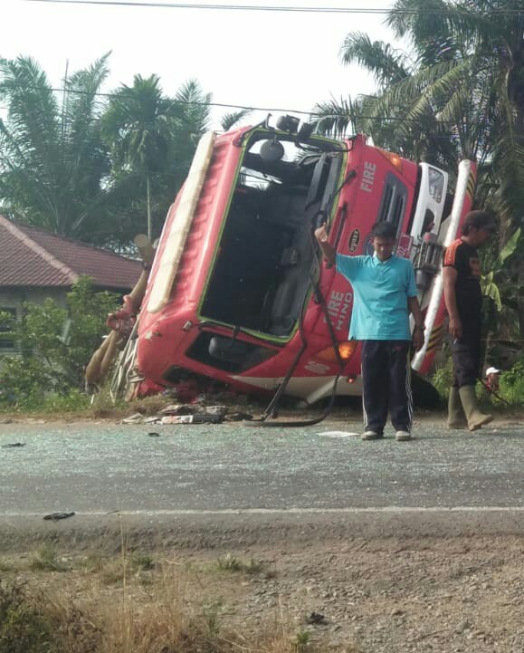 Mobil damkar yang terbalik. Mobil damkar yang terbalik.