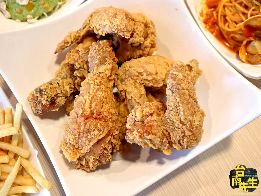 台南披薩吃到飽/手工現做窯爐燒烤/特調配方麵皮搭配豐富餡料/20多種披薩口味一次滿足/披薩、炸雞、脆薯、義大利麵、飲料、沙拉、濃湯、冰淇淋無限供應/不收服務費