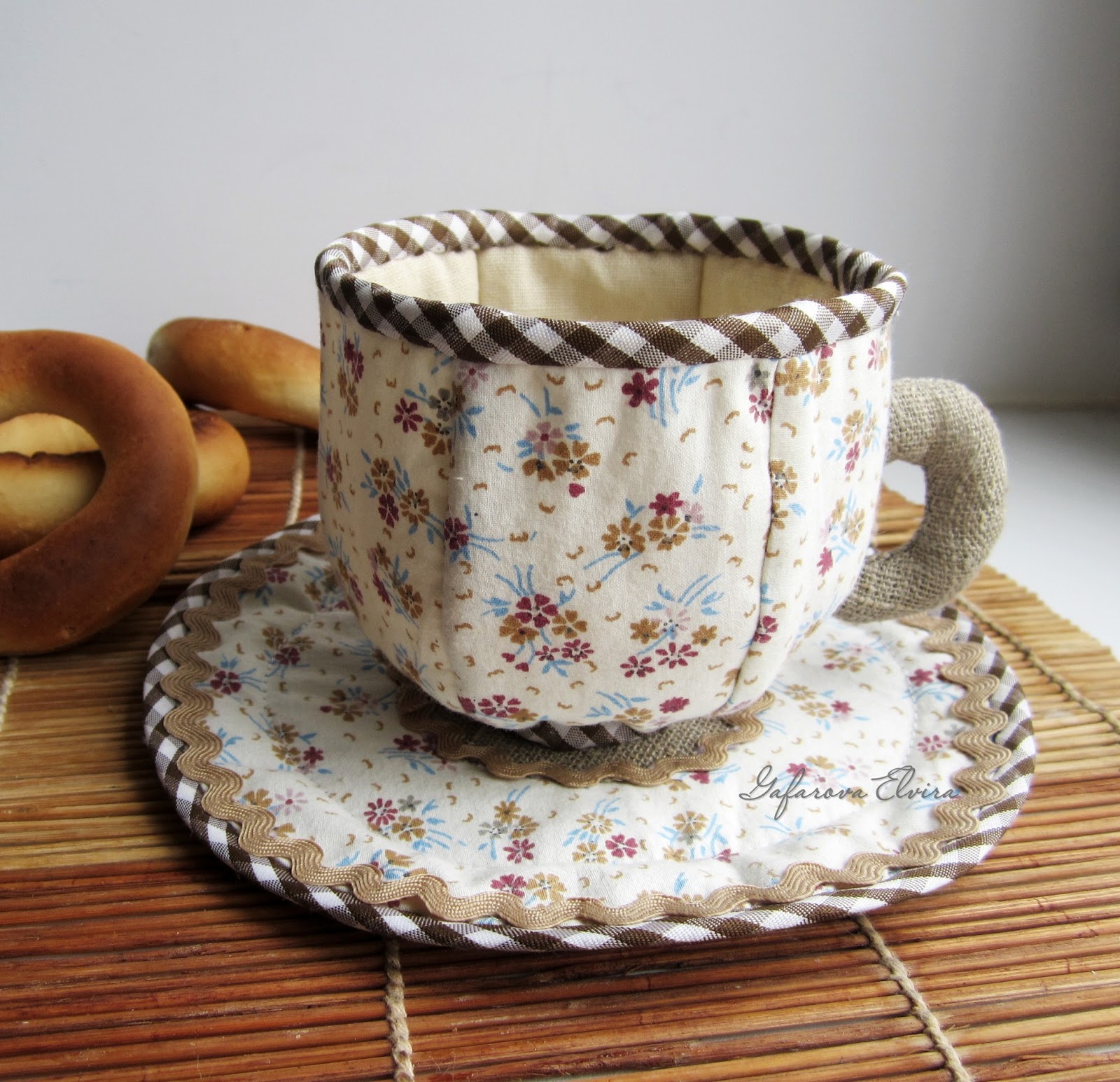 Кружки пэчворк. Лоскутные кружки. Кружка пэчворк. Кружки пэчворк. Кружка пэчворк.