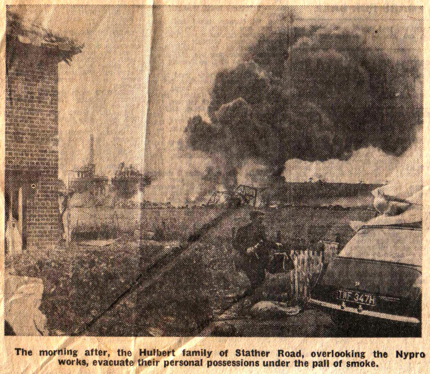 Эвакуация после взрыва. Фликсборо Англия химическая авария. Взрыв на химическом заводе в Фликсборо. Взрыв на химическом заводе Фликсборо (1974).