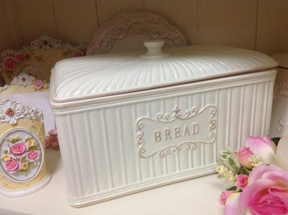 KAMAR CREAM CERAMIC BREAD BOX.