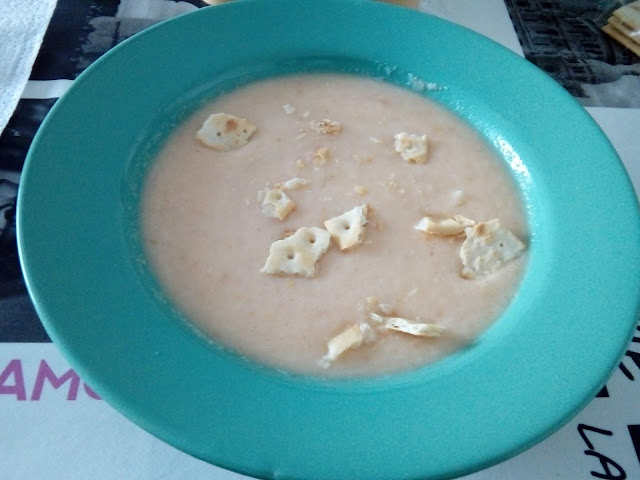 Gazpacho De Melón Y Yogurt Con Crackers
