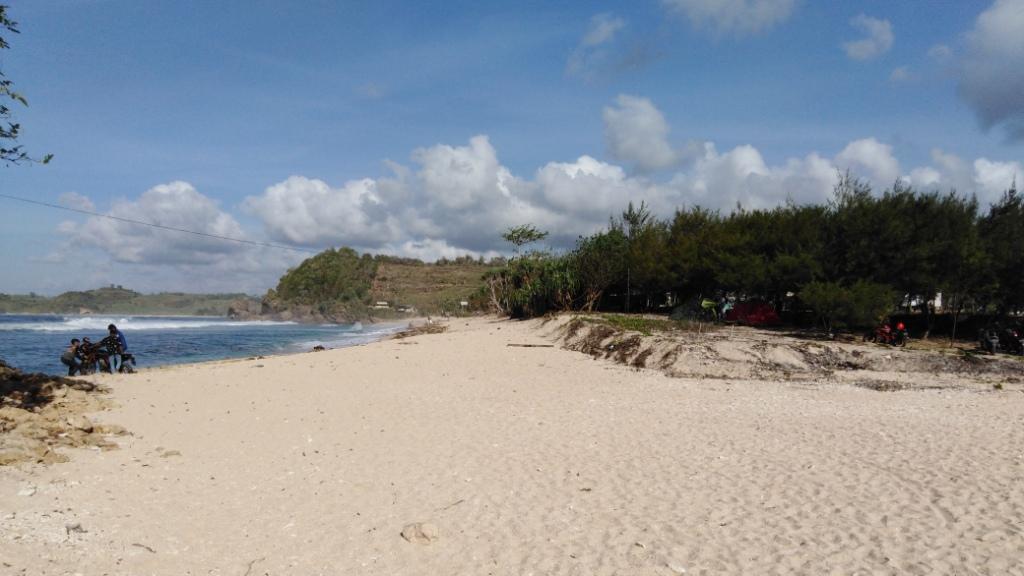 Gambar Pantai Gondo Mayit Blitar : Pantai gondo mayit berlokasi di desa