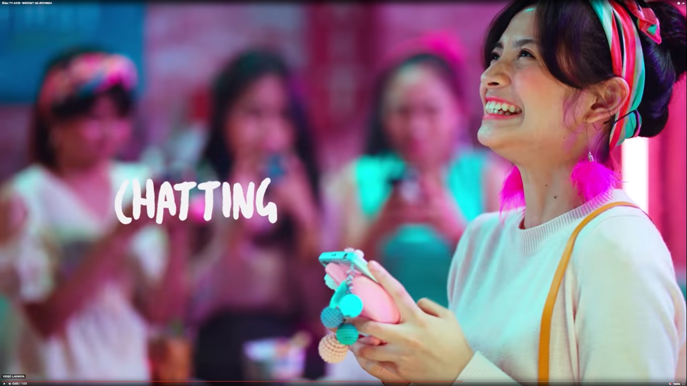 Yoeriche Endine dalam iklan Axis Bronet 4G Owsem cewek pakai bando