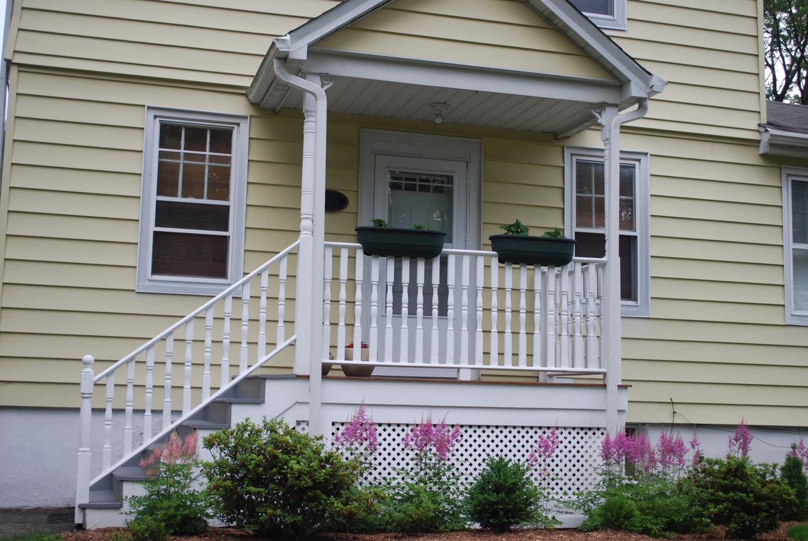 Дом из сайдинга с верандой