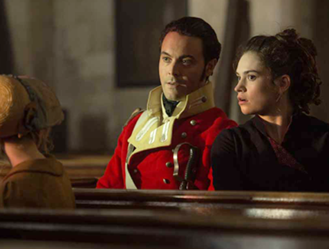 Wickham (Jack Huston) y Elizabeth Bennet (Lily James) en Orgullo y prejuicio y zombis - Cine de Escritor