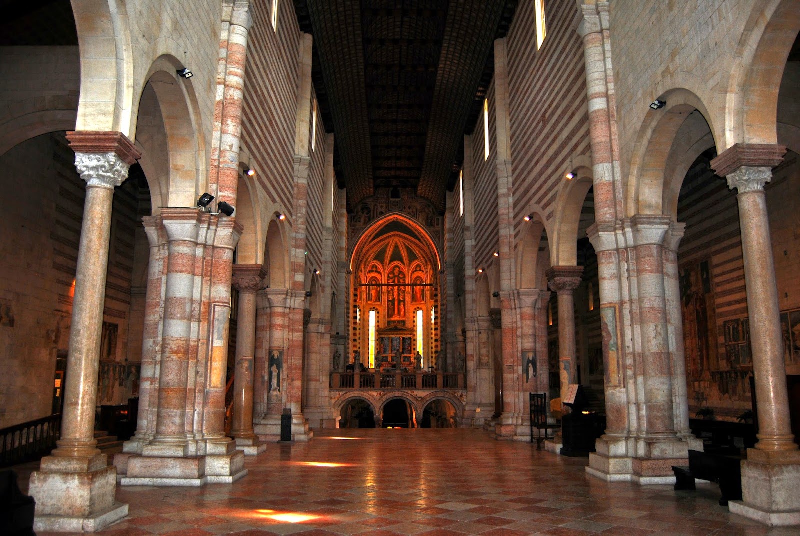 La Basilica di San Zeno a Verona La Basilica di San Zeno a Verona