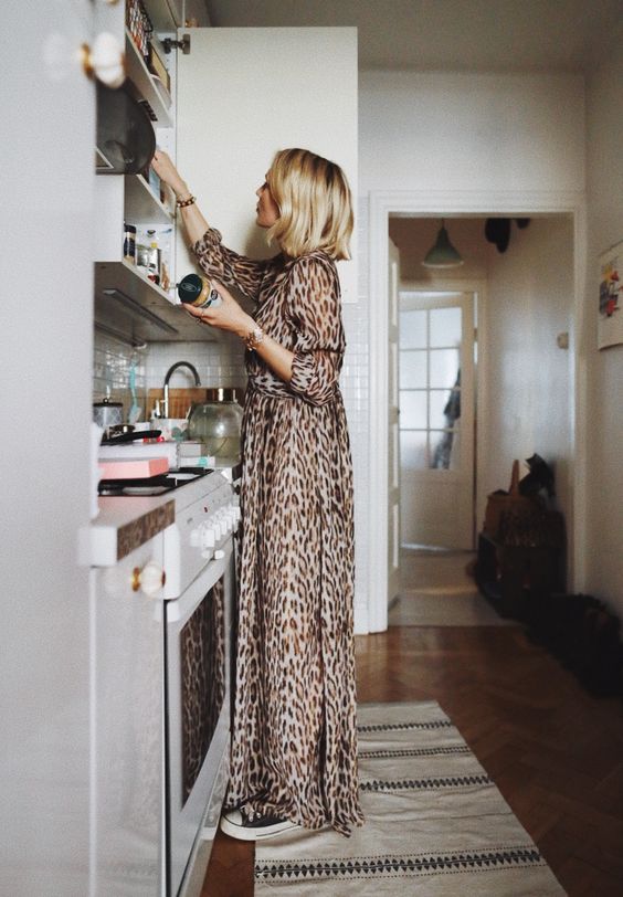 #whisperbysara #streetstyle #blog #streetstyleblog #animalprint #trend #tendência #leopardprint #midiskirt #blazer #chunky #sneakers #chunkysneakers #whitetshirt #vergegirl #lefashion #sandrasemburg #whowhatwear