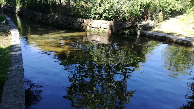 àgua limpida da Praia Fluvial de Airão Santa Maria