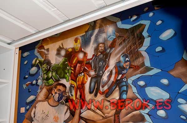 Berok junto al mural pintado de Marvel