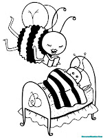 Seekor Lebah Membacakan Buku Cerita Untuk Anaknya Yang Akan Tidur