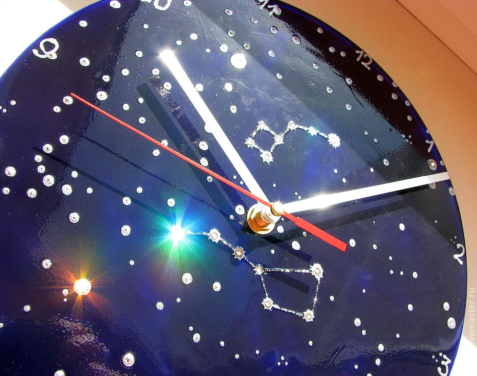 Больше всего времени в космосе. Космические часы. Часы в виде космоса. Часы в космическом стиле. Наручные часы в космическом стиле.