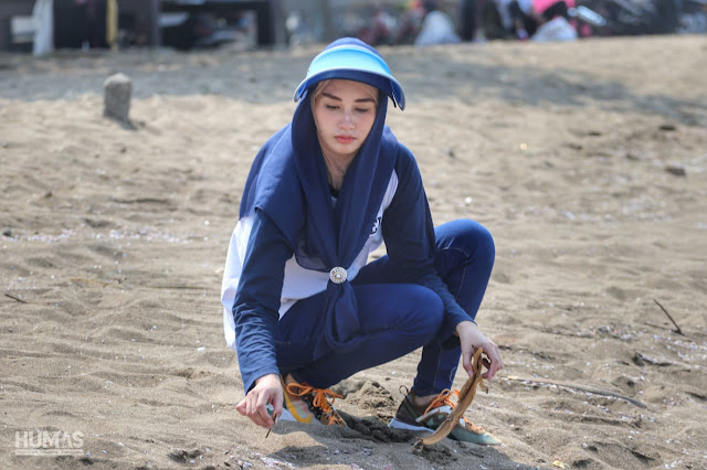 Bersih-Bersih Pantai Prigi, Novita Hardini Ajak Pengunjung Jaga Kebersihan Tempat Wisata
