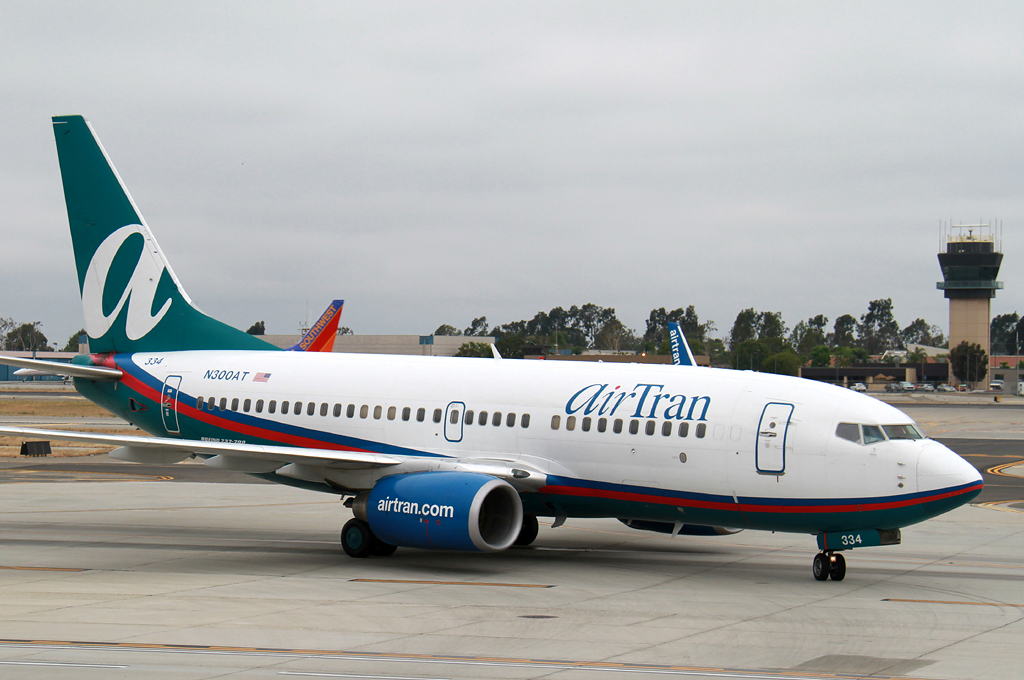 airways airtran airlines southwest pacific aero june aircraft flightlines 7h4 turns gate