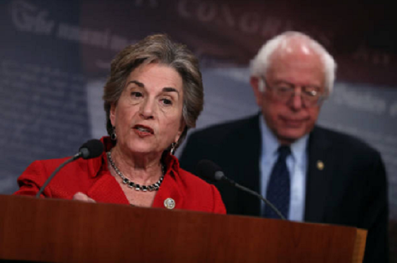 La congresista demócrata Jan Schakowsky delante del senador Bernie Sanders, quien es amigo personal de Evo Morales  / GETTY IMAGES  