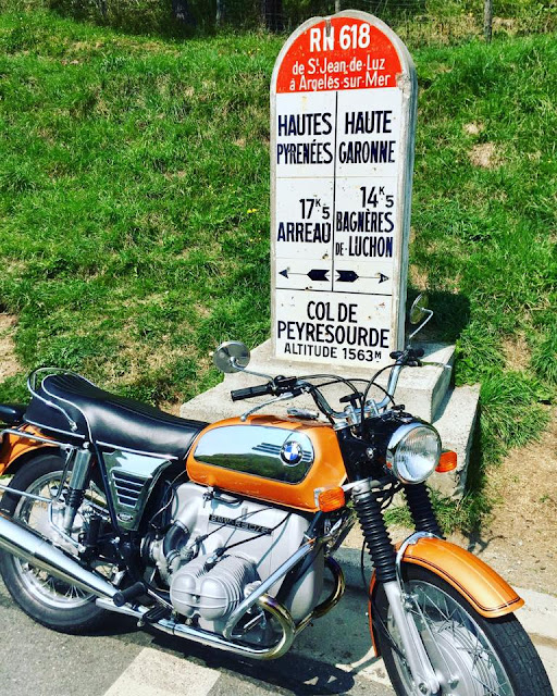 Scooter, vélo, moto, transportez votre queue de billard simplement.