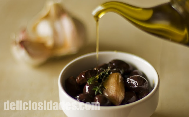 deliciosidades - Aceitunas muertas Aragón con aceite, ajo y tomillo.
