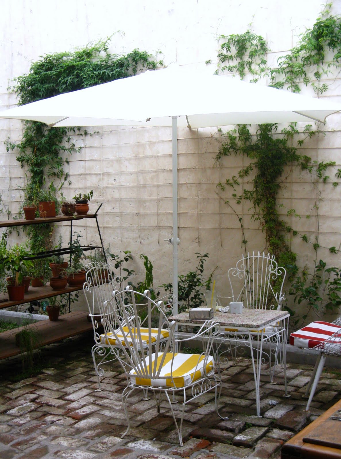 Casa Feliz: Jardines y baños