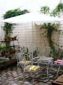 Casa Feliz: Jardines y baños