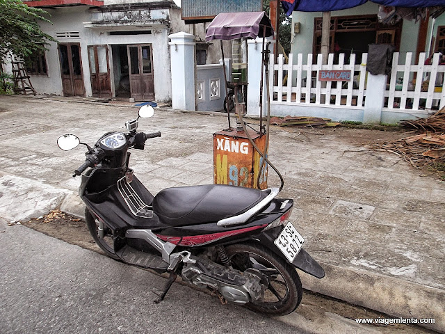 Sim, aqui temos gasolina pelas calçadas