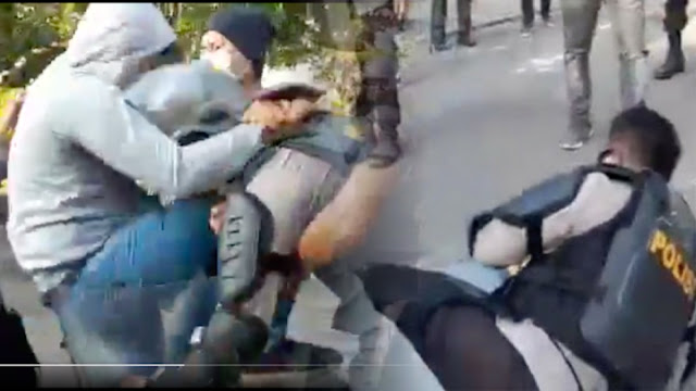 Polisi Buru Pengunggah Video "Perwira Menyusup jadi Pendemo" Polisi Buru Pengunggah Video "Perwira Menyusup jadi Pendemo"