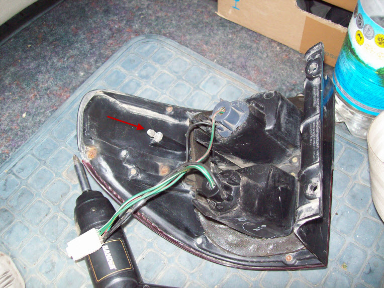 Все о Ниссан Ларго в кузове W30: Замена лампочек в заднем фонаре